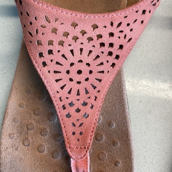 Sz6.5-7 (EU 37.5) Vionic Kirra Backstrap Suede Triangular Thong Coral perf EUC - Picture 5 of 9